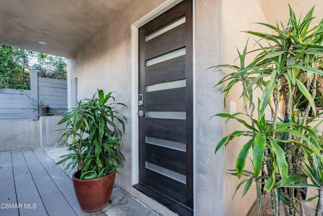 Building Photo - 116 S Glenroy Ave