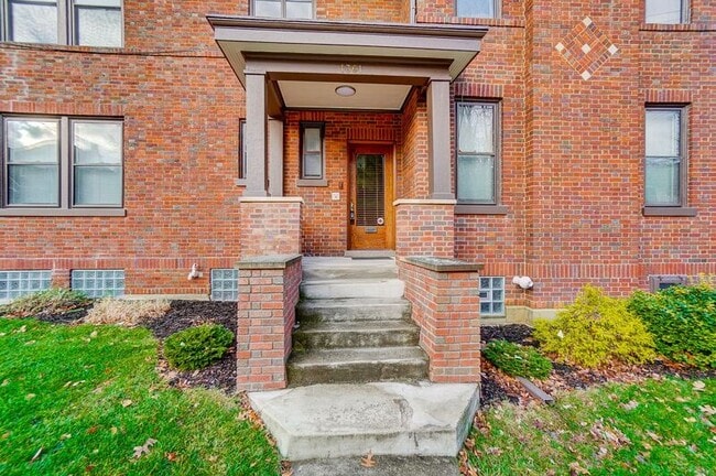 Building Photo - 2881 Observatory Ave