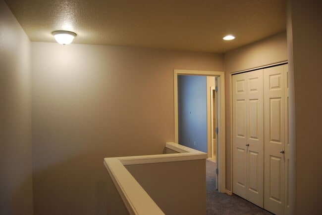 Building Photo - Great 3 Bed 2.5 Bath Corner Townhome in Ha...