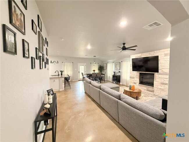 Building Photo - 741 Freedom Cir