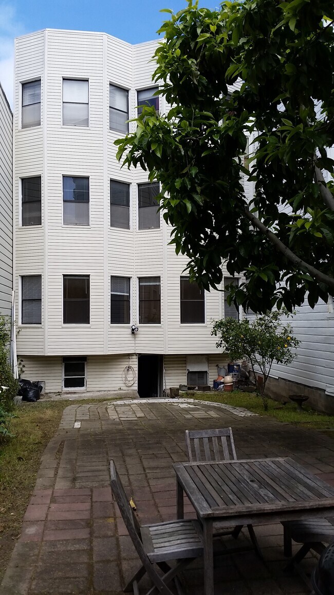 Building Photo - 1447 Washington St