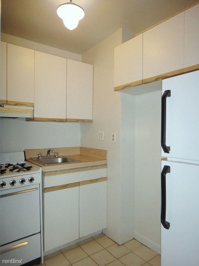 Building Photo - 1 br, 1.5 bath  - 57 W 70th St
