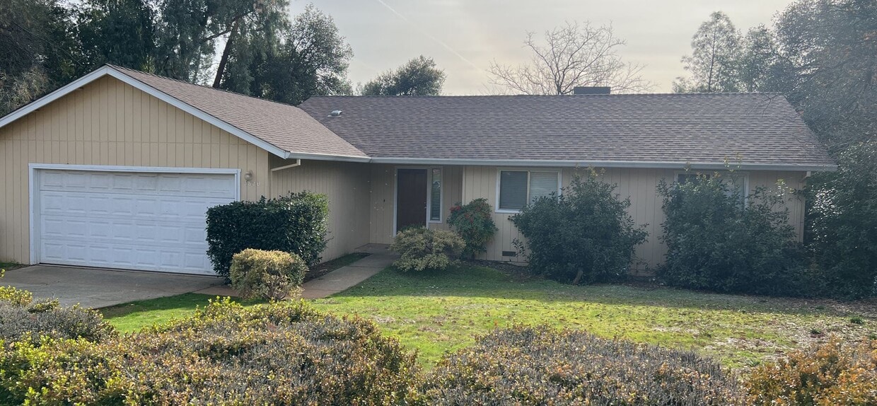 Primary Photo - 3 bedroom home in Shasta Lake City