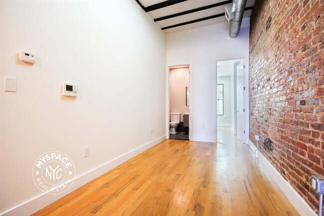 Foto del edificio - 17-15 Greene Ave