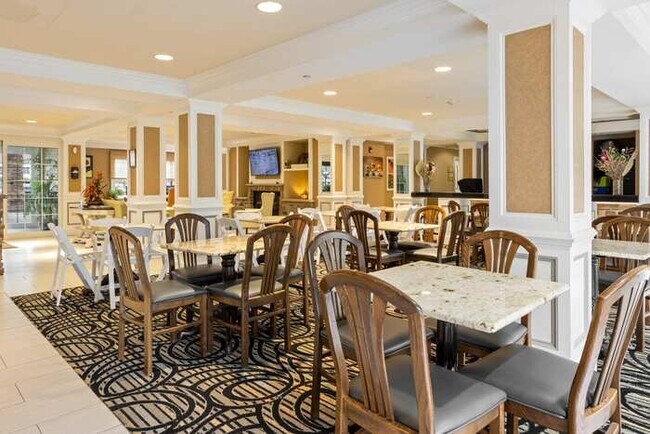Building Photo - Serene stay with amenities & breakfast bar