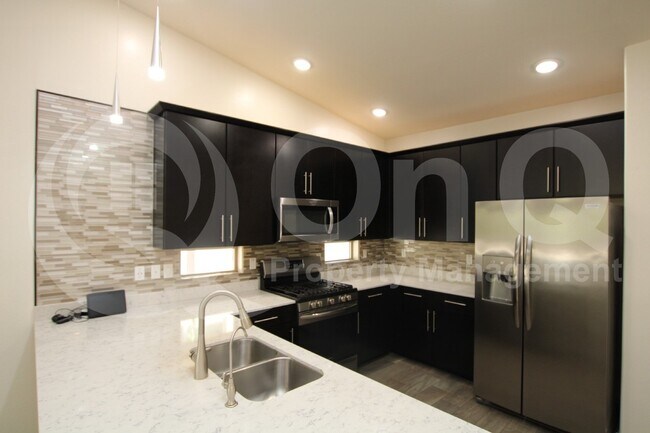 Foto del edificio - 5420 W Desert Hollow Dr
