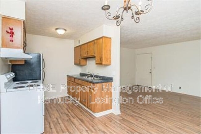 Building Photo - 245 Landings Dr