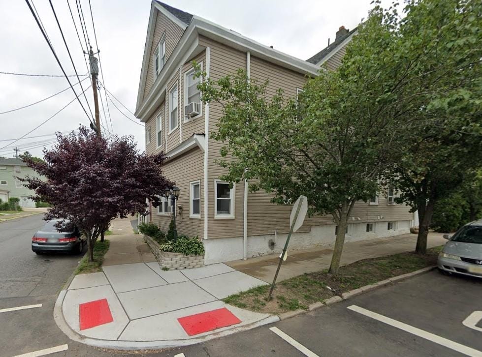 Primary Photo - 42 Planten Ave