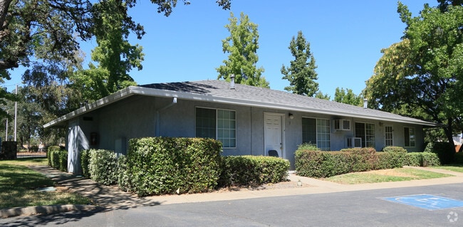 Building Photo - Oakwood Townhomes