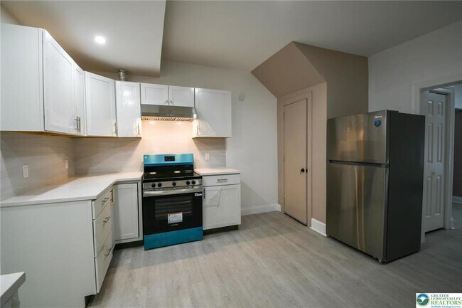 Building Photo - 459 Linden St