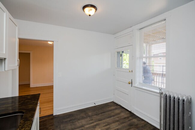 Building Photo - 2114 W Birchwood Ave