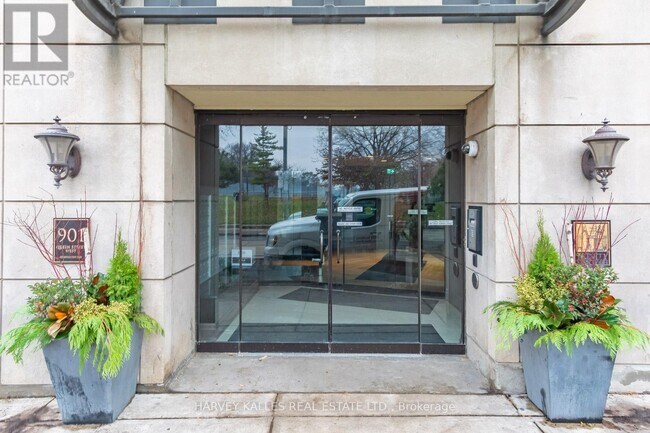 Photo du bâtiment - 901-901 Queen St W
