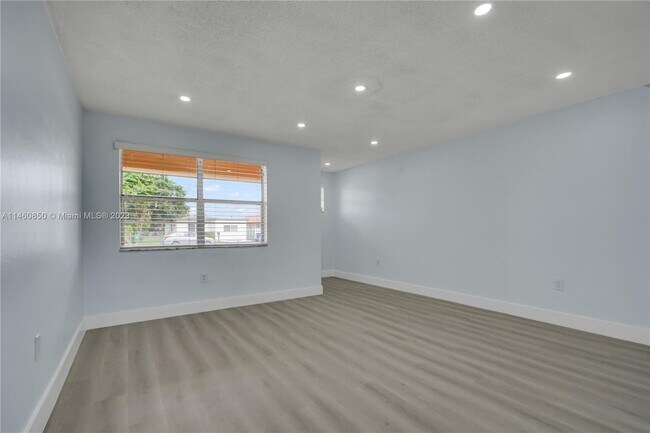 Foto del edificio - 8772 SW 27th St