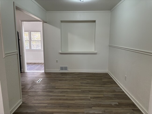 Building Photo - 2 Bedroom Single Familly