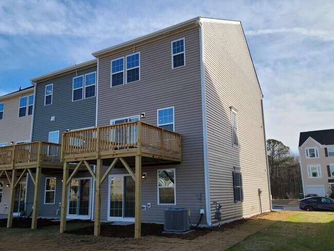 Building Photo - Lovely Townhouse