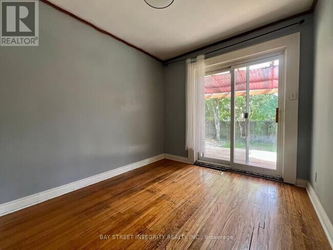 Building Photo - 520 Lynett Crescent