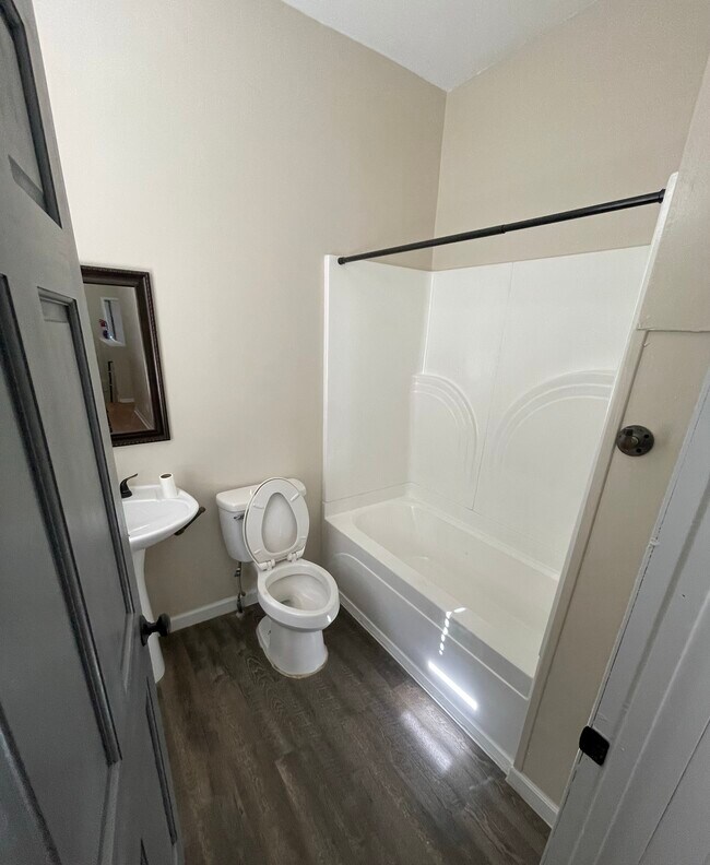 Foto del edificio - 437 Loras Blvd