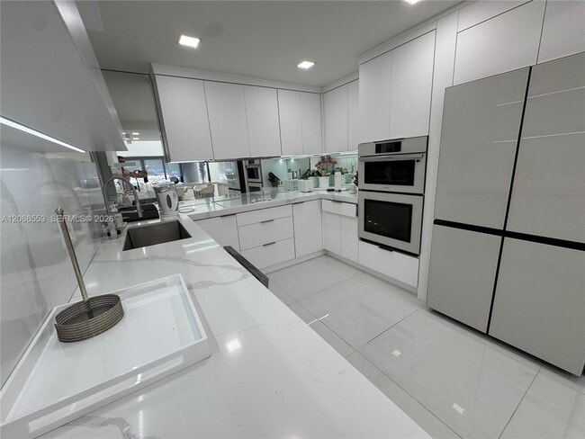 Building Photo - 336 Poinciana Island Dr