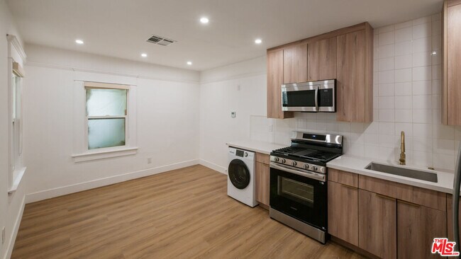 Foto del edificio - 5729 Carlton Way