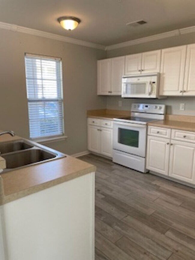 Building Photo - Nice 3 bedroom/2 bath unfurnished first fl...