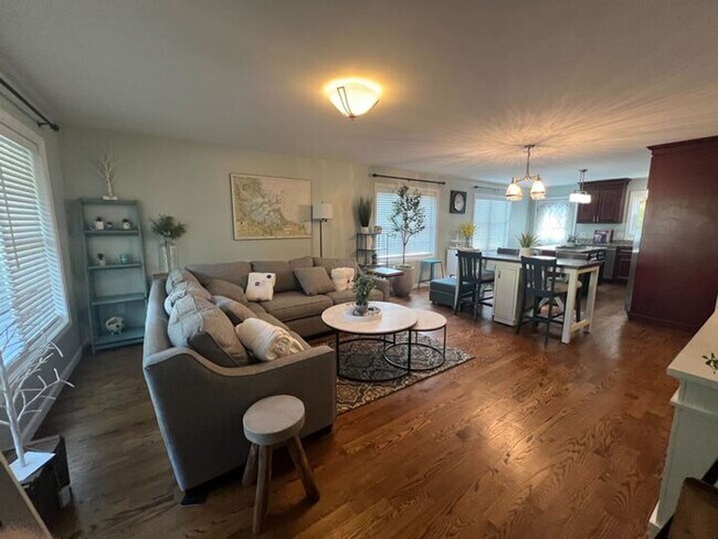 Foto del edificio - Charming 3-Bedroom Home with Modern Comfor...