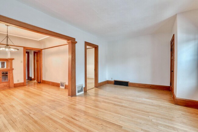 Building Photo - 5113 W Wisconsin Ave