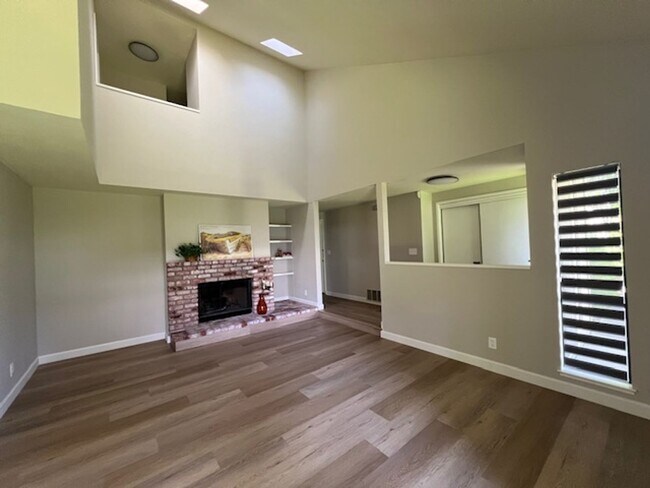Foto del edificio - 3 Bed End Unit in Mt. View