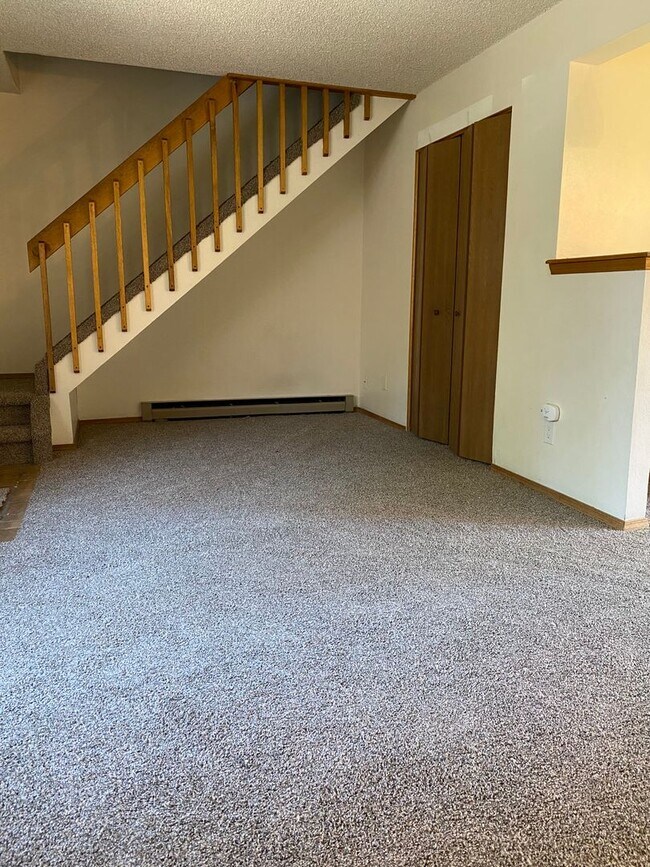 Building Photo - Village Seven 2 Bedroom Townhome with Wood...