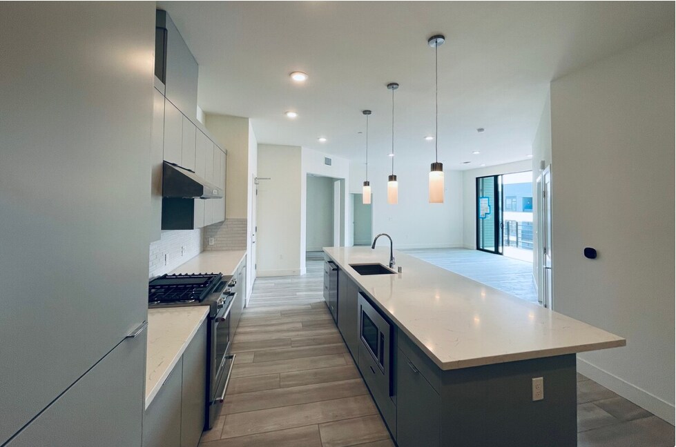 Kitchen view of the open area - 3578 Rambla Plz