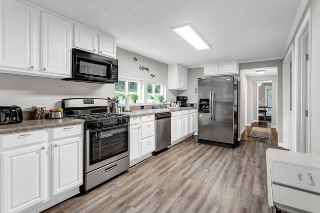 Building Photo - 4481 McLain Cir