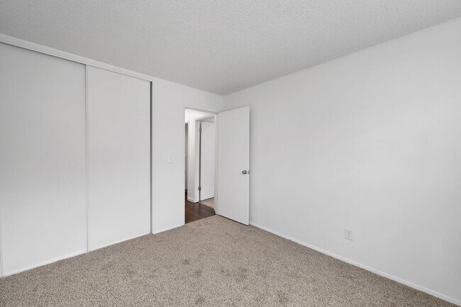 Building Photo - 2 bedroom home in Portsmouth Community!!