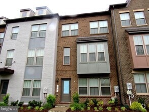 Building Photo - 10 Capital Ct