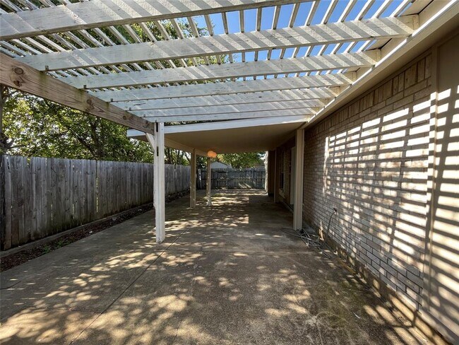 Building Photo - 4325 Fairmont Dr