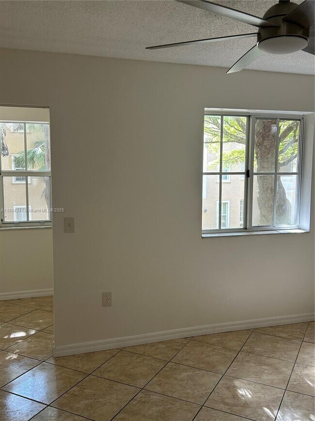 Foto del edificio - 2433 Centergate Dr