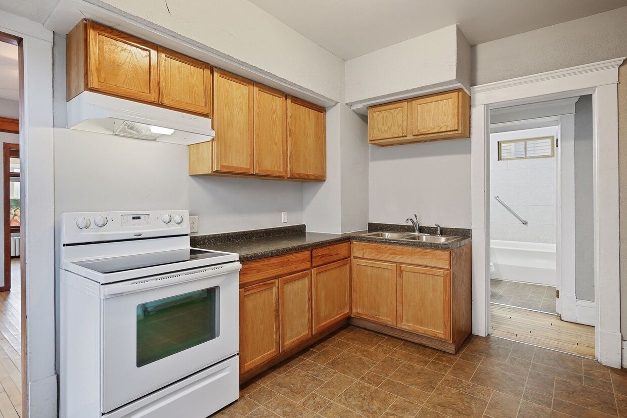 Primary Photo - 2218 Glenwood Ave
