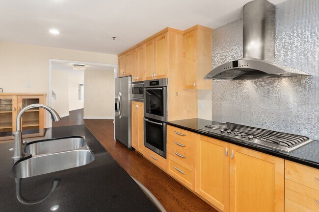 Building Photo - 3 bedroom townhome in perfect location in ...