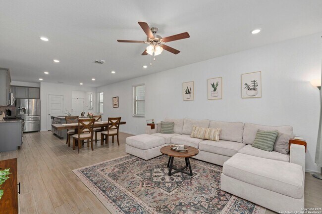 Building Photo - Charming Home Awaits: Spacious & Modern Living in a Prime Location