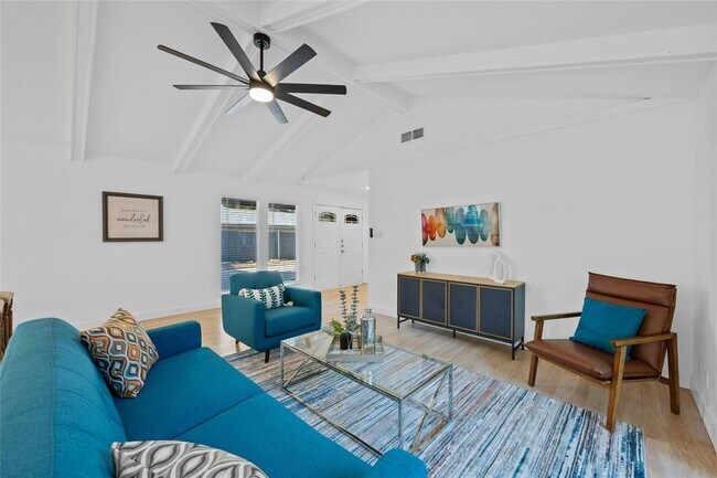 Foto del edificio - 10305 Leaning Willow Dr