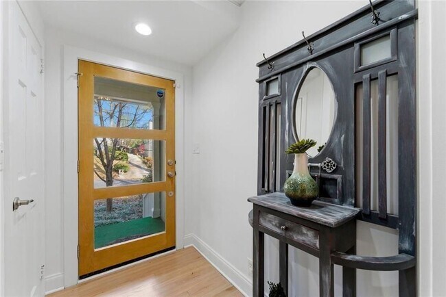 Foto del edificio - 302 Hascall Rd NW