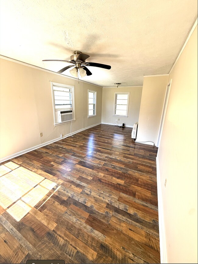 Building Photo - Country Living at Its Finest!