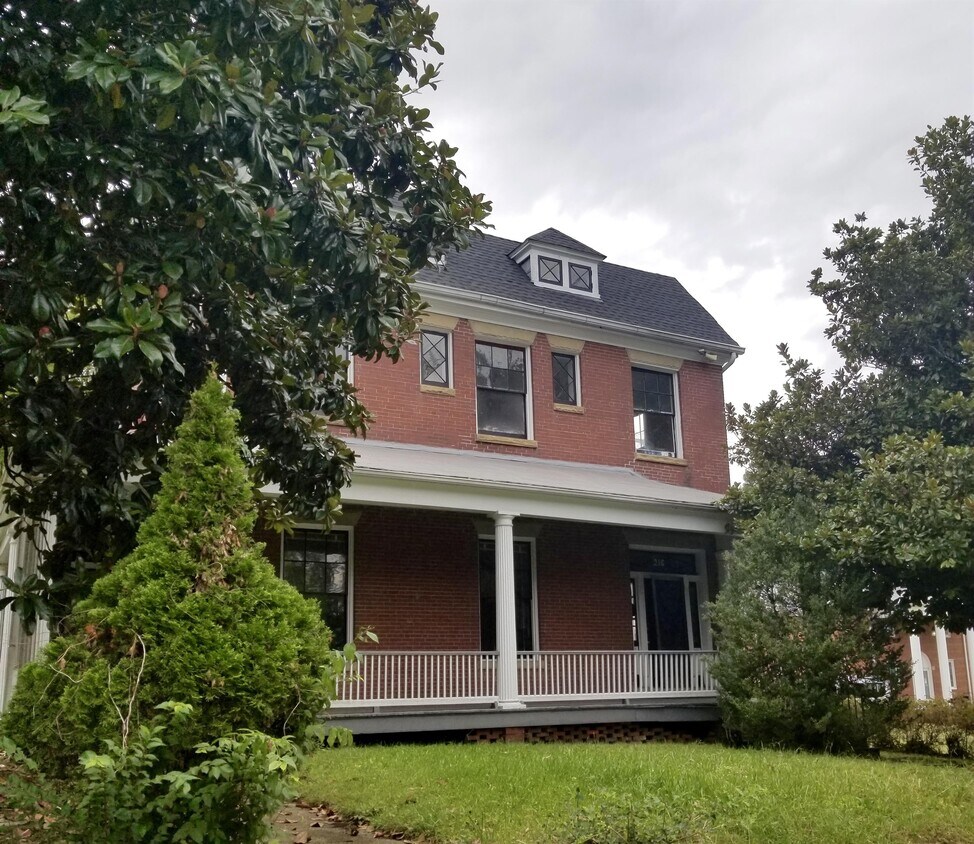 Primary Photo - 216 W Roanoke St