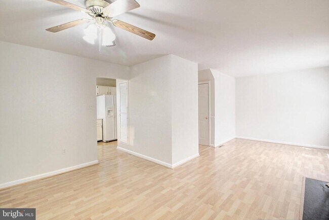 Foto del edificio - 6573 Hemlock Point Rd