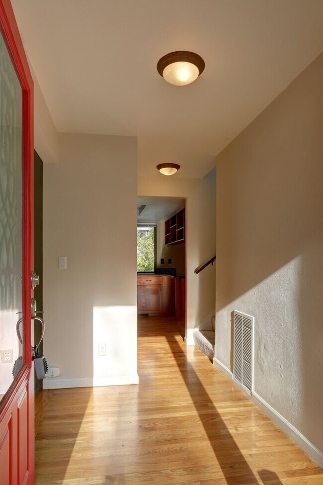 Building Photo - Sunny and Bright Tri-Level 3 Bedroom/2.25 ...