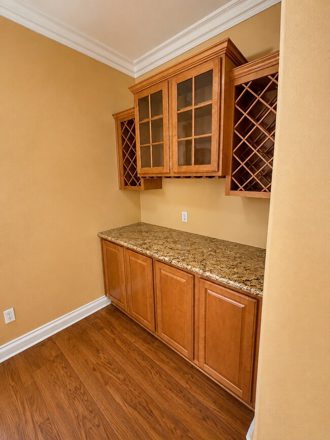 Foto del edificio - Spacious 3-Bed, 3-Bath + Bonus room as office/den.  Great room - Open Kitchen with island.  Gem i...