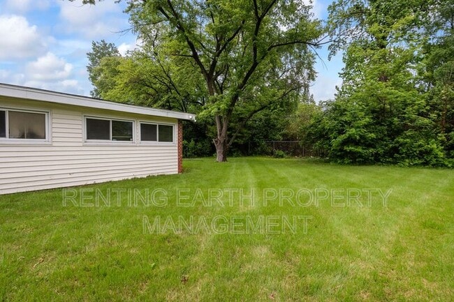 Building Photo - 6452 Evergreen Blvd