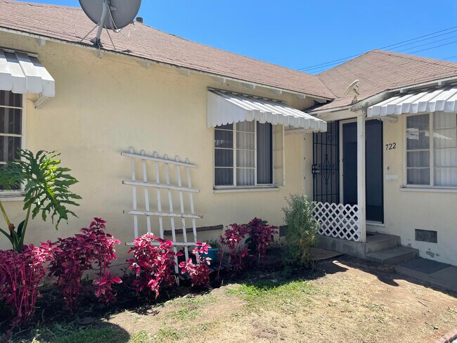 back unit entrance - 722 W Glenoaks Blvd
