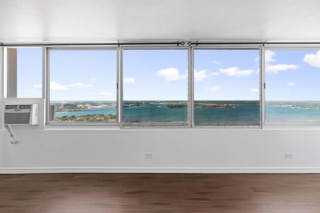 Foto del edificio - Beautifully Renovated 2 bedroom Penthouse with a Roof-Top Loft and Lanai!