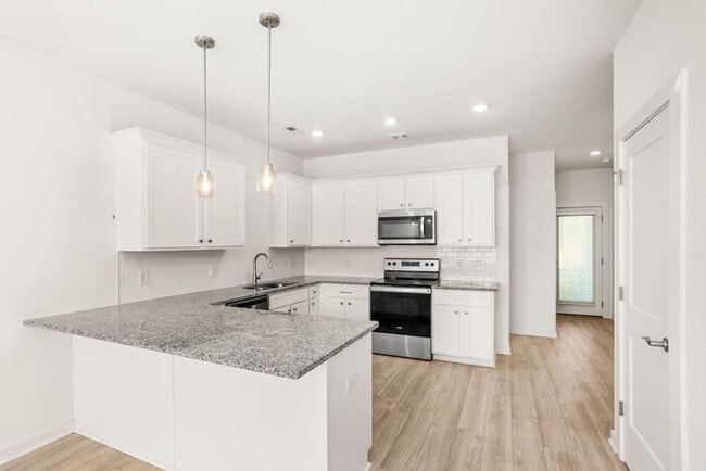 Building Photo - 3 Bed/3 Full Baths! Newer Townhome