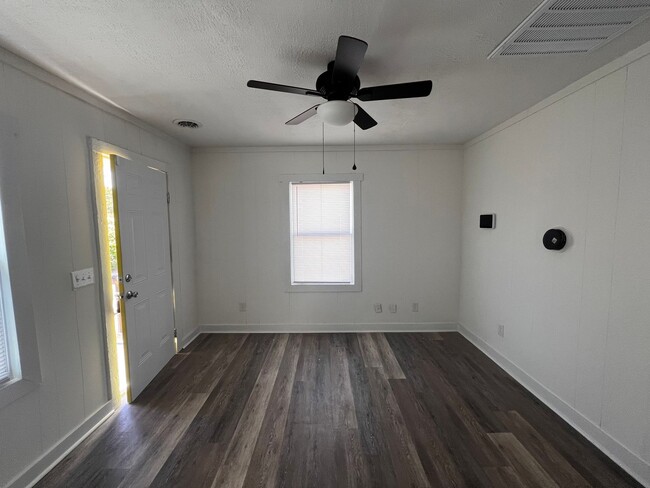 Foto del edificio - Renovated Cottage near Downtown Fayettevil...