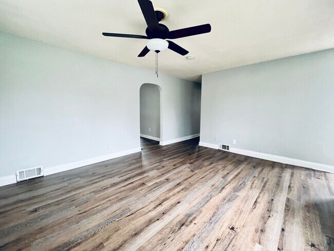 Building Photo - Four Bedroom off Dixie Highway
